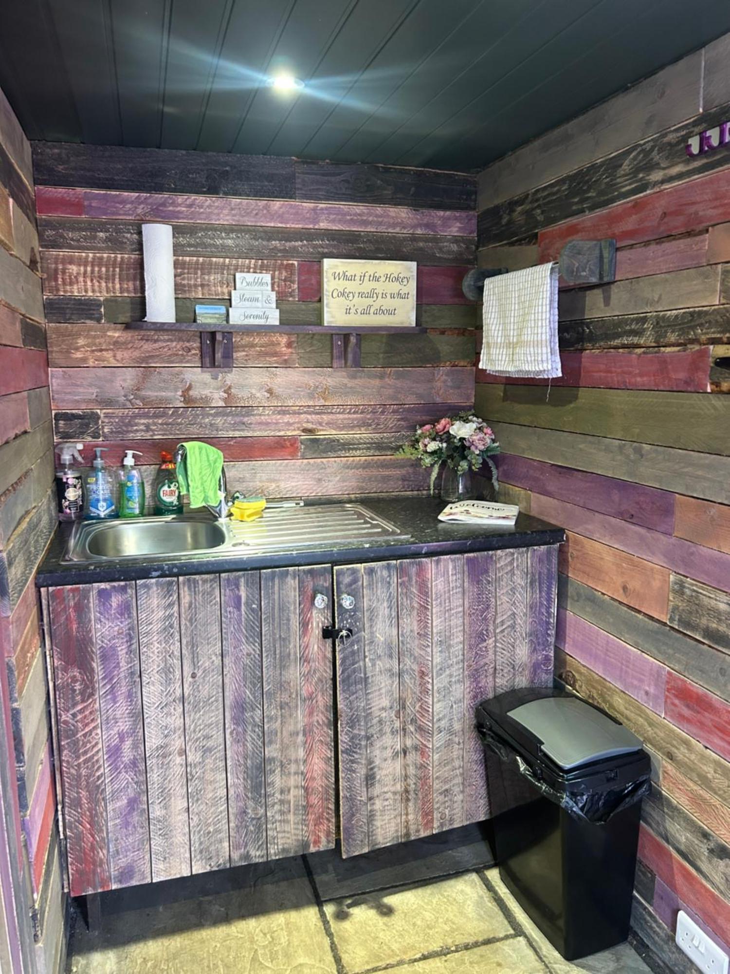Rhodes To Serenity - Waterfall Shepherds Hut Cauldon Exterior photo